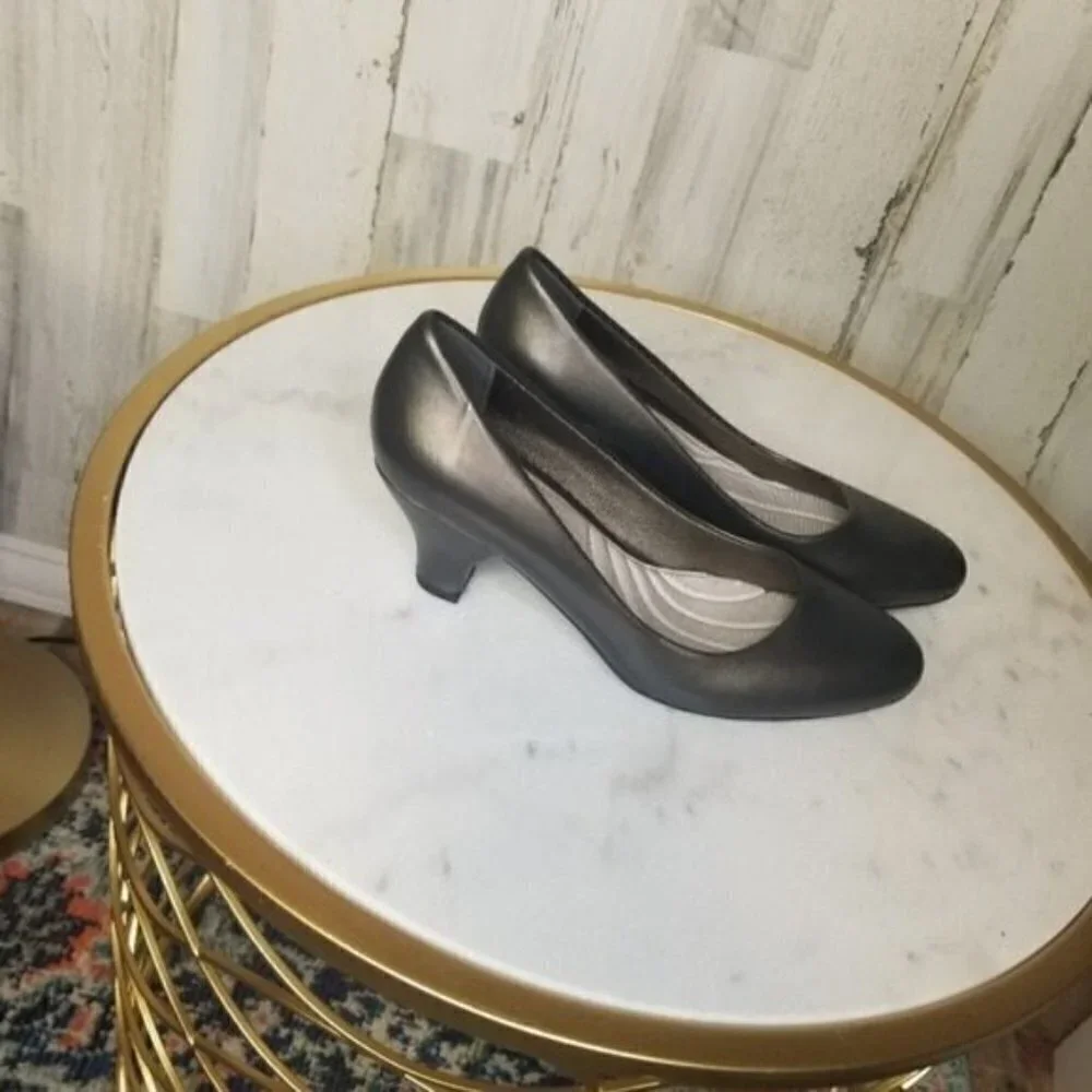 Easy Street Pewter Fabulous Classic Pump Narrow Width - Picture 3 of 8